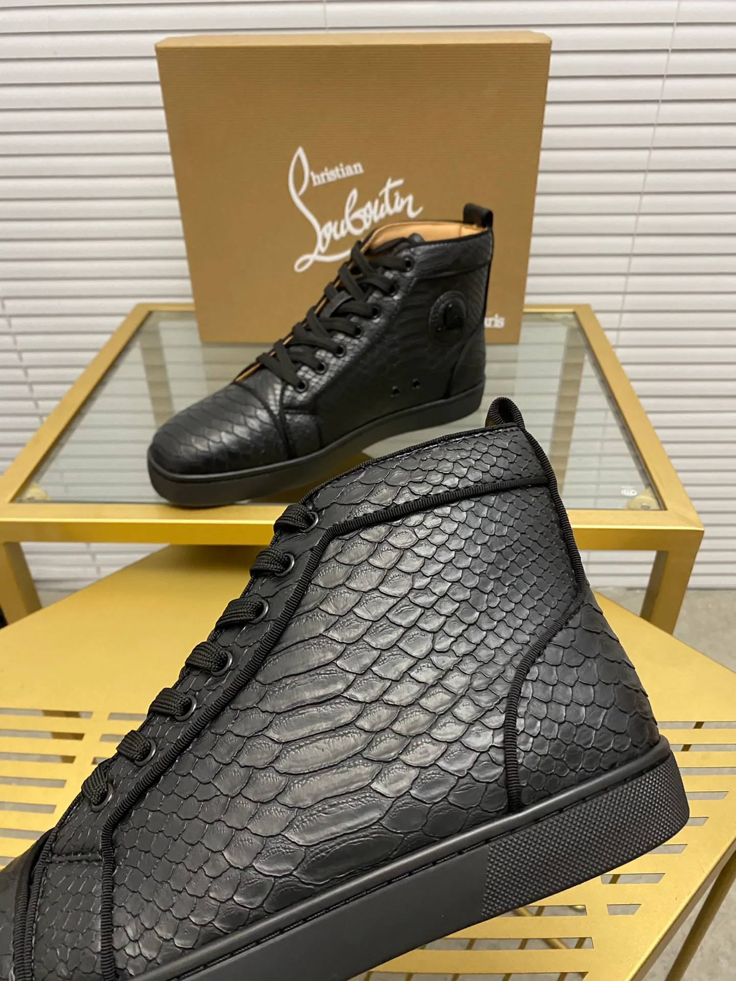 (Customized model) Ex-factory price is 520. christian louboutin (CL red sole shoes) counter series, casual sneakers for couples 📢 📢 📢 Exclusive hot style release 🎈🎈💪 Movable latex feet 👻 Finished outsole line [Proud] 😝Female 35-40# Male 38#-46, global supply😝 [Top version]: Original imported genuine leather upper, top original leather lining, original molded TPU outsole, original 1:1 detail processing, original shoe last,